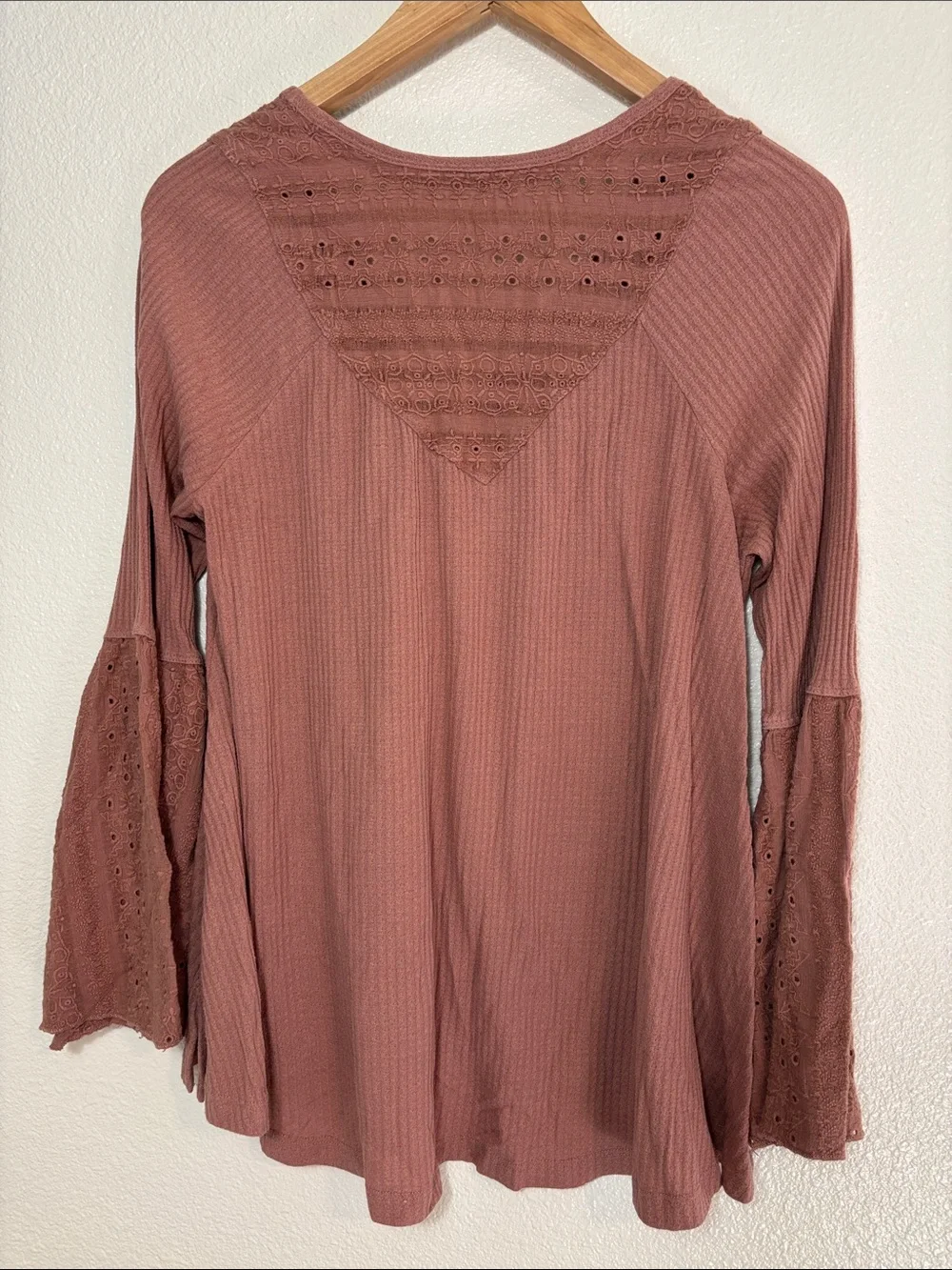 Free People Eyelet Lace Bell Sleeves Blouse Size Small Dusty Rose Bohemian Boho
